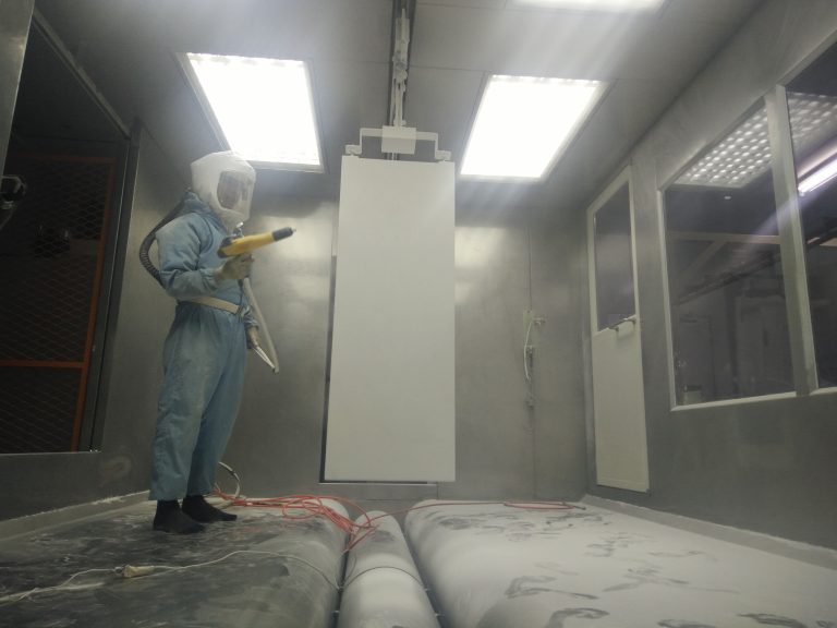 ไลน์พ่นสี หรือ ห้องพ่นสีฝุ่น นั้นเหมาะสำหรับใช้กับวัสดุที่เป็นสื่อกระแสไฟฟ้าหรือประจุไฟฟ้าสูงเช่น โลหะ แก้ว